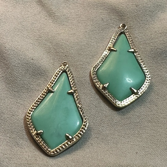 GUC Kendra Scott Mint Alex Earrings in Gold - Picture 2 of 5